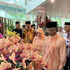 👉 design kurung moden 👉 cutting terletak kemas 👉 kain sejuk & tidak panas 👉 material. Baju Sedondon Jalan Pimpin Tangan Diapit Bunga Ydp Agong Raja Permaisuri Macam Pengantin Baru Nona
