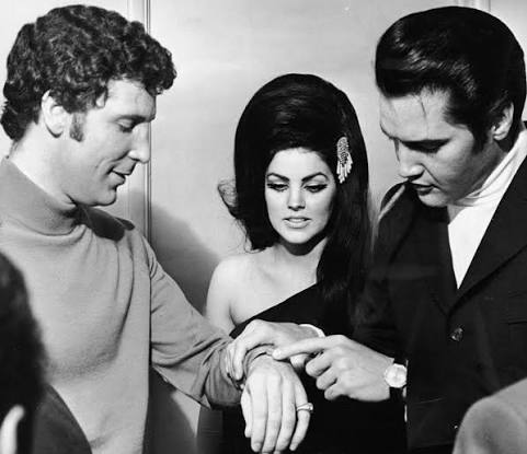 Elvis Presley and Tom Jones: When Tom Jones was teenager, his idol was Elvis  Presley. In early 1965, Jones rocketed to popularity with the huge hit 'It's  Not Unusual'. Later that year,