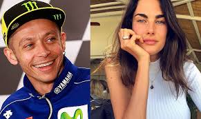 La compagna di valentino rossi ha pubblicato una foto che la ritrae al tramonto in riva al mare. Valentino Rossi E Francesca Sofia Novello Presto Sposi Bollicine Vip