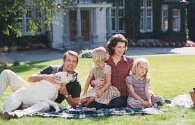 Une gentille orthophoniste mariée à un fils de famille royale se voit fort déconvenue lorsqu'au couronnement de son époux, il lui faut subir toutes les contraintes de. Photo De Valerie Lemercier Palais Royal Photo Lambert Wilson Valerie Lemercier Allocine