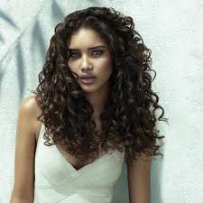 Viele, die locken haben, wünschen sich glatte haare, weil die locken einfach nur zerzaust aussehen. Ich Hatte Gerne Viele Einigermassen Starke Locken Haare Frisur Lockenstab
