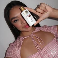 Mia Salinas (@miasalinas) es cantante, bailarina y creadora de contenido.  En 2019 comenzó a co-conducir el programa Destardes y se presentó como  bailarina en convenciones de baile como Tremaine, Sheer Talent y