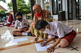 Guru harus mendorong murid murid agar mau bertanya mengenai hal apa saja yang tidak dimengerti anak didiknya dan guru juga harus mengetahui apakah yang diajarkannya juga dimengerti dengan baik oleh murid muridnya. Guru Mengajar Di Rumah Siswa