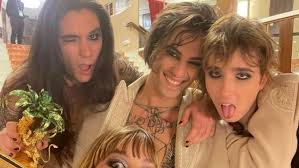 C5 b5 e5 vi conviene non fare più errori, vi conviene stare zitti e buoni Maneskin Dedichiamo Vittoria Al Prof Che Ci Diceva Zitti E Buoni E Vasco Rossi Li Incorona