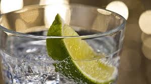 Servite il cocktail analcolico melone e tonica agli amici, per un aperitivo in terrazza o in spiaggia, magari accompagnato da qualche stuzzichino o finger per questa ricetta ho utilizzato l'acqua tonica di chinotto lurisia che ho trovato nella mia degustabox di giugno 2017: Gin Il Mondo Intorno A Una Bottiglia Dieci Cocktail Che Hanno Fatto Storia La Repubblica