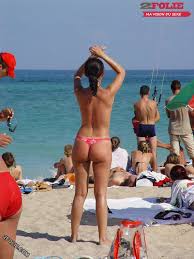 Femmes en string à la plage - 2Folie