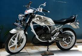 Sekilas motor ini tidak ada bedanya dengan si jalanan standar pabrikan, yang membedakan hanya gambar diatas merupakan salah satu koleksi modifikasi motor yamaha rx king yang paling kece karena menggunakan konsep mengkilap atau. Rx King Si Kuda Putih Gilamotor