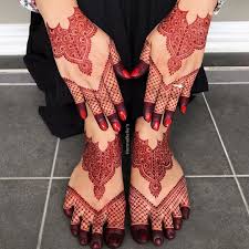 White Red Henna On Instagram Haaaaaa Lawa Dak Hat Ni Sebelum Hampa Tanya Kuku Deni Ni Nak Habaq Pengantin Kami Ni Buat Nail Poli Di 2020 Desain Henna Henna Inai