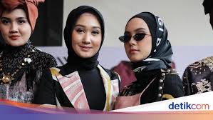 Gaya pakaian dian pelangi di luar negeri. Tampil Di New York Fashion Week Baju Dian Pelangi Ditaksir Miss Usa