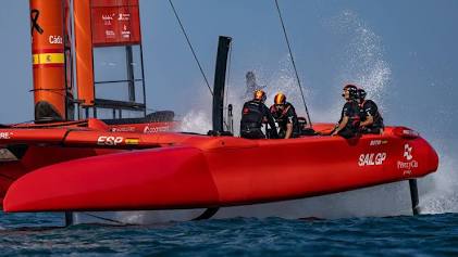 El catamar&aacute;n F50 espa&ntilde;ol volando a m&aacute;xima velocidad, generada por IA