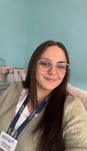 Can someone edit out the glow behind her hair?