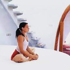 halona yoga on instagram morning stretches in bed to loosen up the body and kick start the day ahead gune guzel baslamak ve vuc yoga morning stretches body