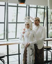 Sementara itu, penampilan irfan hakim punya nuansa tak jauh berbeda dengan sang istri. 11 Ide Kebaya Hijab Nuansa Putih Untuk Momen Akad Demi Ayu Paripurna Di Hari Istimewa