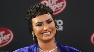 Lovato forklarer beslutningen med, at det passer med den fluiditet, som jeg føler i mit kønsudtryk og tillader mig at være mest. Vokuhila Demi Lovatos Erster Auftritt Nach Non Binar Outing Promiflash De