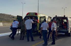 מחבל שהגיע ברכב לצומת תפוח פגע באמצעות רכבו ברכבם של השוטר והחייל ופצע. 5g9k61j8bzs Bm