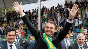 Aos gritos de Mito, multidão recebe Bolsonaro que caminha com Moro ...