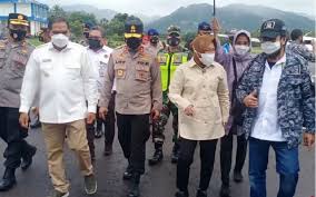Berdasar data satgas covid19, dari 32 orang warga yang terpapar covid19 pada hari ini, sebanyak 23 orang adalah para tenaga kesehatan. Banjir Bandang Adonara Mensos Risma Tiba Di Flores Timur Kabar24 Bisnis Com