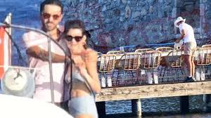 Jun 03, 2021 · sevgilisi gökhan alkan ile yollarını ayırdığı iddia edilen nesrin cavadzade, geçtiğimiz günlerde rol arkadaşları şevval sam ve eda ece ile ege koylarında sezonu açmıştı. Csf7ilx7wegmdm