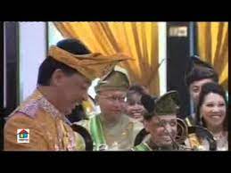 Atas anjuran suamiku, aku dibawa suamiku ke dukun yang bernama ki alugoro yang bermukim di desa kecil di luar jakarta untuk menyembuhkan frigiditasku. Cerpen Suamiku Tengku Muda