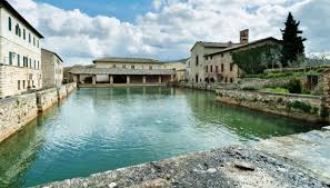 Un luogo unico al centro della val d'orcia le terme spa & resort accoglie i suoi ospiti in un palazzo del '400 progettato dal rossellino e utilizzato come residenza estiva da papa pio ii piccolomini. Alla Scoperta Di Bagno Vignoni Il Gioiello Nel Cuore Della Val D Orcia