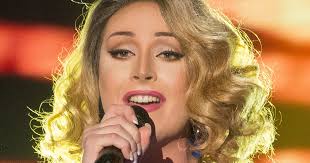 Léona Winter (The Voice 8) : "je prends les commentaires négatifs comme une  critique constructive"