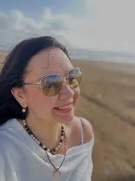 Równo rok temu, mniej więcej o tej porze siadałam do pisania mojej  pierwszej książki. Podróż na Maderę stała się i pretekstem i motywem  przewodnim poradnika, który roboczo nazwałam „W imię dobra dziecka”.