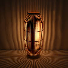 Description usb lampe au sol avec prises usb et étagères lampadaire avec structure en métal à trois pieds, avec 2 étagères porte objets, une est disposé avec 2 prises usb pour charger les portables et. Lampe De Sol Droit Bambou Naturel Lussiol Cordoba Leroy Merlin