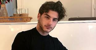 Le moment pour le jeune de 20 ans de déclarer sa prochaine participation. Rare Temoignage De Simon Castaldi Sur Le Divorce De Benjamin Et De Sa Mere J En Ai Souffert