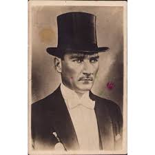 Oğlunun 23 kânunievvel 1296'da doğduğunu söylediğini aktararak, atatürk'ün doğum tarihinin 23 aralık 1880 olduğunu belirtiyordu. Istiklal Madalyali Melon Sapkali Biyikli Gazi Mustafa Kemal Ataturk 9x14cm Phebus Muzayede