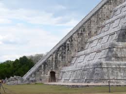 La pirámide de chichén itzá fue sin duda uno de sus más poderosos, centros inspiradores espiritualmente, artísticamente, intelectualmente y comercialmente. Chichen Itza El Dia De Equinoccio Y El Descenso De La Serpiente Emplumada