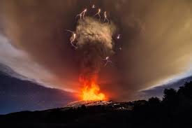 Resultado de imagen de El volcán Sakurajima con relámpagos