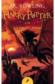 En el libro, harry sabe dónde encontrar la diadema de ravenclaw , pues en el libro anterior harry potter y el príncipe mestizo, esconde el libro de pociones en la sala de menesteres, dentro del armario evanescente y sobre este hay un busto de piedra de un mago que usa una peluca empolvada y una tiara descolorida y antigua. Harry Potter Y La Orden Del Fenix