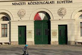 A lap az egyetem közleményét idézi, miszerint az nke visszautasít minden olyan politikai motívumú hamis híresztelést, amely az egyetem. Fertozesveszely Miatt Kiuritik A Kozszolgalati Egyetem Egyik Kollegiumat Magyar Hang