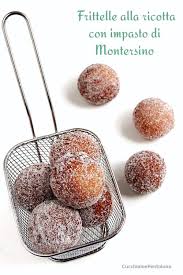 Blanda samman ricotta och socker i en bunke. Idee Per Carnevale Frittelle Alla Ricotta Cucchiaio E Pentolone