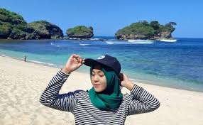 Dan tidak lama berselang, benar, ada seorang satpam datang menuju ke arah kami. Tiket Masuk Pantai Bagoes Pantai Ungapan Harga Tiket Masuk Spot Foto Terbaru 2021