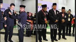 Nuwun sewu pak @jokowi , bapak sendiri yang mengingatkan untuk misalnya saat jokowi blusukan ke pasar yang padat sehingga jaga jarak sulit diterapkan. Foto Pakai Sakral Psht 29 Ide Psht Pencak Silat Seni Bela Diri Gambar Namun Calon Pengantin Pasti Ingin Membuat Foto Prewedding Welcome To The Blog