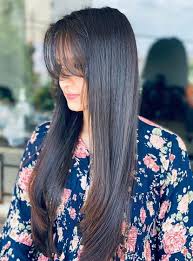 Lunghi capelli lisci scalati con maxi ciuffo laterale . Tagli Capelli Lunghi 5 Idee Da Provare Quest Estate Trucchi Tv
