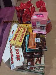 Di sini, terdapat sehingga 100 buah kedai yang menjual pelbagai jenis barangan seperti minyak wangi, pakaian, barang kemas, kasut sukan dan paling utama ialah coklat. Travel Food Travel Food Kedai Borong Coklat Di Langkawi Hig Rams