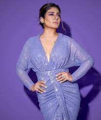 पांढऱ्या आणि काळ्या रंगाच्या ड्रेसमध्ये Raveena Tandon चे फोटोशूट, दिल्या एकापेक्षा एक जबरदस्त पोझ!