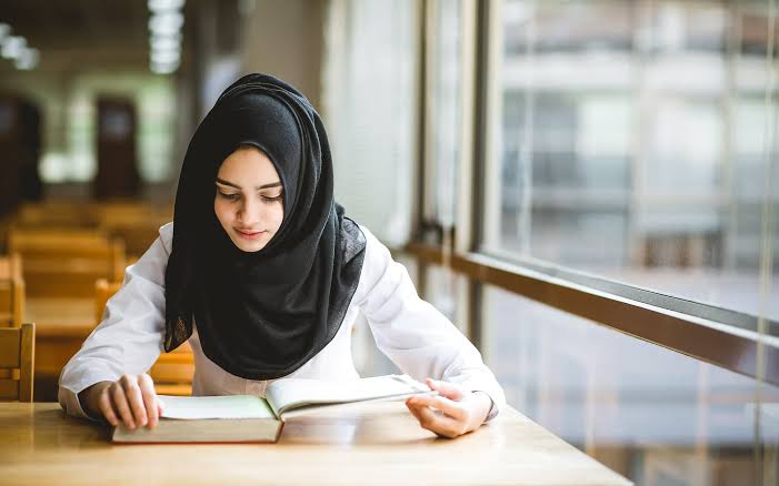 Muslim-girl-student-studying-at-the-library - Al-Qalam