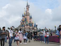 Maybe you would like to learn more about one of these? Disneyland Paris Rouvre Son Parc D Attractions Apres Quatre Mois De Fermeture La Marne