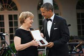 Barack obama teilt einziges foto mit seinem vater. Der Postillon Barack Obama Schenkt Angela Merkel Zum 60 Geburtstag Ein Neues Handy