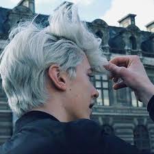 o branco e o novo preto on instagram blondehair platinumhair silverhair hairboy whitehair hair boy blonde boy aesthetic blonde hair boy grey hair boy