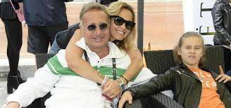 Paolo bonolis e sonia bruganelli formano una coppia molto unita che non ha mai fatto… bianca berlinguer è la prima dei quattro figli dello storico leader del partito comunista italiano e di letizia belve, sonia bruganelli (moglie di paolo bonolis) contro barbara d'urso: Paolo Bonolis E La Malattia Della Figlia Silvia Le Parole Del Conduttore Commuovono Tutti Controcopertina Com