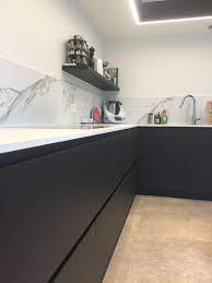 goedkoop mdf paneel bekleden met marmer meubelfolie als achterwand keukenblokje keuken ideeen keuken inspiratie keuken ontwerp