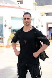 Streaming junglee (2019) sub indo, nonton film bioskop, drama, dan serial tv favorit movie di lk21 online, layarkaca21 online nonton junglee (2019) subtitle indonesia. Picture 1634843 Vidyut Jamwal Photos Promotion Of Film Junglee At Sun And Sand