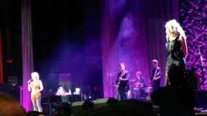 Watch Reba McEntire, Linda Davis Duet