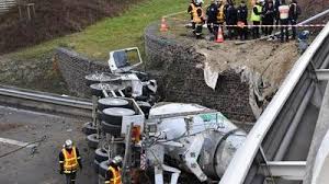 La sûreté du québec (sq) croit que la conductrice s'est. Accident Mortel Un Poids Lourd Tombe D Un Pont Sur La D6015 Au Havre