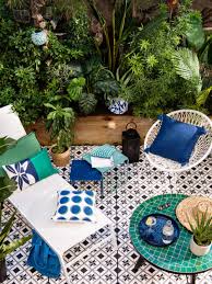 La table ronde est parfaite pour les petits espaces : Table Basse De Jardin En Mosaique Verte Zeliges Maisons Du Monde