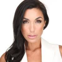 Deanna Le's Instagram, Twitter & Facebook